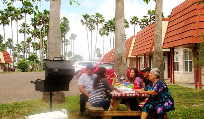 Grill & Picnic Table at Victoria Palms Inn & Suites, Donna